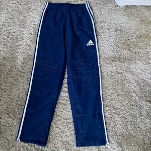 Adidas track pants mörkblå (S)  - Adidas track pants i storlek small (S), relativt oanvända och i bra skick. Pris: 199k inklusive frakt som jag står för. 