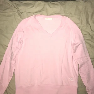 Tjock tröja - Rosa V ringad långärmad tröja i storlek L, men passar mig som har S-M. 💓