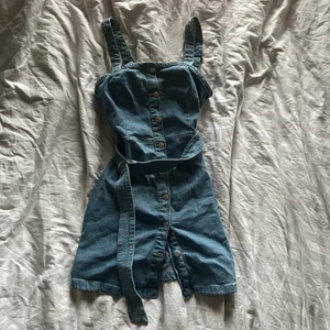 Klänning i denim - Säljer nu denna figurnära denim-klänningen från BERSHKA😍 Strl M. Pris: 80kr + frakt💓(posted 15/09/22) 