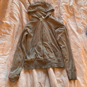 Kofta i velour-likt material från cubus  - Kofta från CUBUS som är nästintill identisk till juicy koftan! Strl. M. Pris: 40kr + frakt. 💓 (posted 15/09/22) 