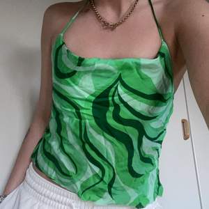 Så fin grön mönstrad halterneck topp från Zara. Har sytt den till ett linne själv från en klänning. Man knyter den själv i nacken💚 Superfint skick lite skrynklig bara hihi😁 Köparen betalar frakten🤍