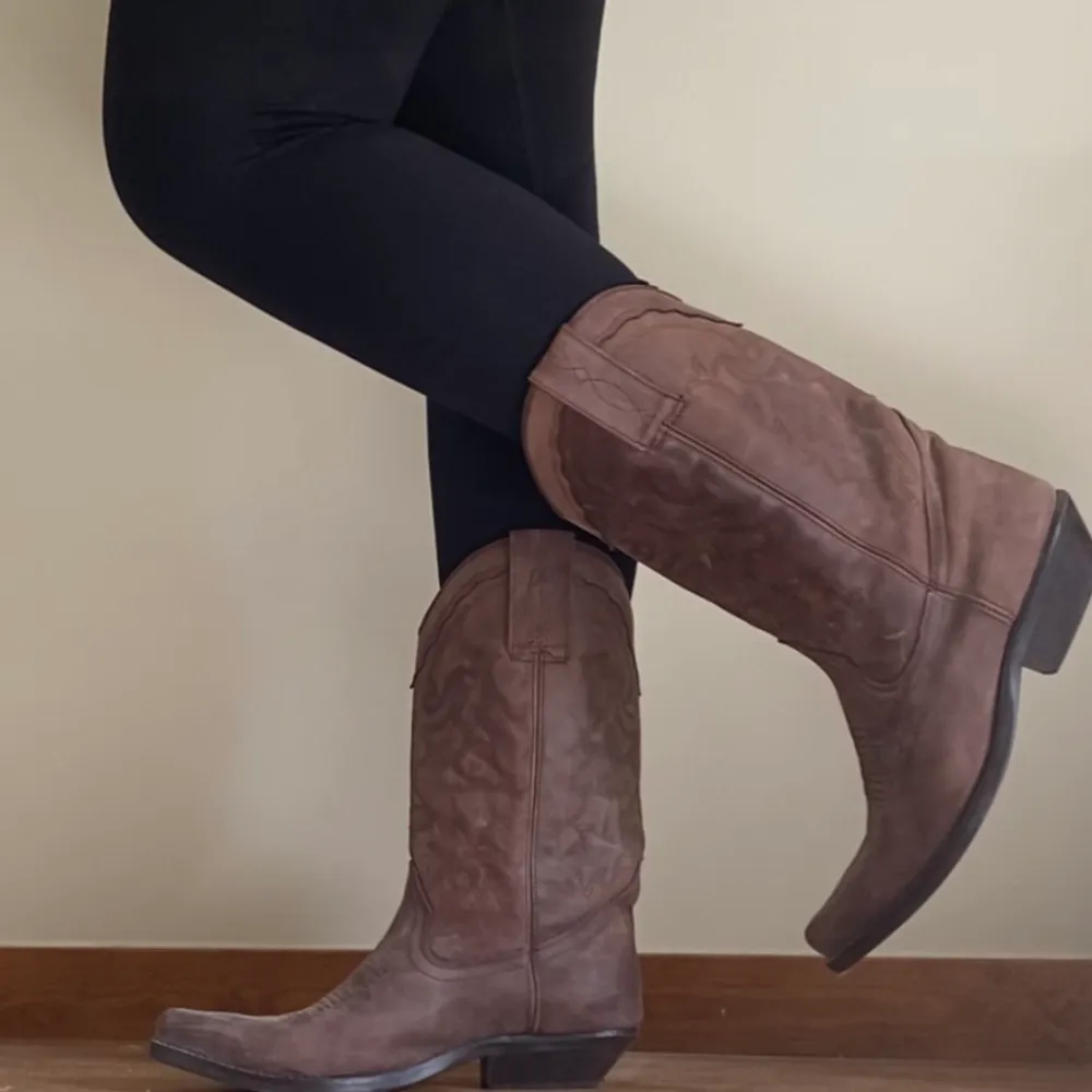 Säljer vackra, bruna cowboyboots!!🤠🤎🐎 Passar perfekt till hösten och är mycket trendigt atm. Är i äkta läder och i mycket bra skick. Strl 43, 500 kr, frakt står köparen för🤍. Skor.