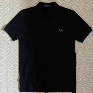 Fred Perry svart piké, strlk S - Svart Fred Perry piké stlrk S, nyskick och aldrig använd. Pris kan diskuteras! Möts helst upp