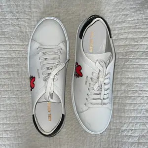 Säljer ett par helt oanvända Axel Arigato x Keith Haring Clean 90 white low top sneakers I storlek 42. Ny pris: 2600kr mitt pris 1600kr och det kan diskuteras vidare. Jag betalar frakt:)