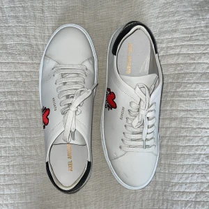Axel Arigato Sneakers (Herr) - Säljer ett par helt oanvända Axel Arigato x Keith Haring Clean 90 white low top sneakers I storlek 42. Ny pris: 2600kr mitt pris 1600kr och det kan diskuteras vidare. Jag betalar frakt:)