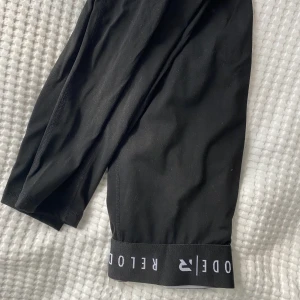 Svarta relode tights  - Svarta träningsbyxor från relode i strl XS. Använda ett par gånger och är i jättefint skick. 