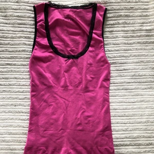 Shapewear  - Supersnygg shapewear linne från Triumph. Slimmar till magen och ger push till urringningen. Strlk L men känns som en XS på, då den sitter väldigt slim. Jättefin och perfekt till bla. Fest eller nu till halloween. 