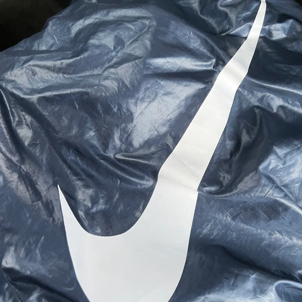 Säljer min Nike vind jacka som är storlek M och i mörkblå färg. Väldigt bra skick.  Säljes för 200. Kan frakta men köparen står för frakt 🙂. Jackor.