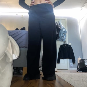 Svarta kostymbyxor  - Säljer denna super fina kostymbyxor från nakd pga att de är lite för långa få mig som är ca 160 cm. Kontakta mig vid intresse och köparen står för frakten💕