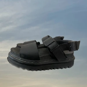 Dr Martens sandaler - Använda men i bra skick. Lite dammiga på bilderna då jag inte använt dom på länge. Modell Voss. Strlk 36