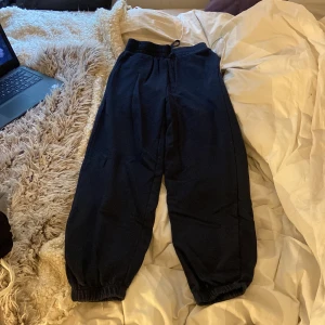 Mjukisset - Jättehärligt mörkblått mjukisset från bikbok i storlek xs