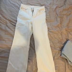 Ett par raka vita jeans från weekday I modellen rowe. Jätte bra kvalitet säljer då de är för små för mig storlek 27/30