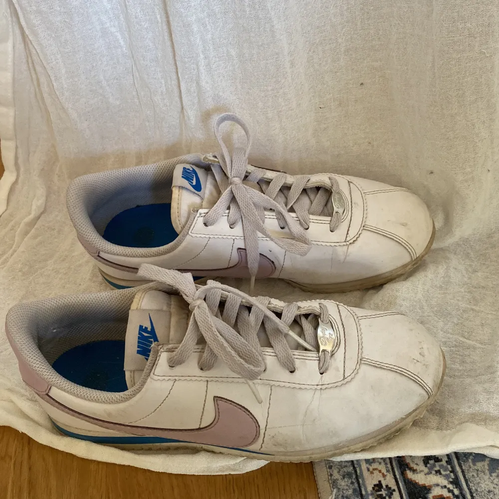 Fina Nike cortez från JD sports💕 Behöver en liten uppfräschning och komma till användning💕  I juniorstorlek 40 (som en EU39 skulle jag säga)  Köpare står för frakt 🌸. Skor.