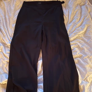 Kostymbyxor LYKKE - Kostymbyxor från Lindex. Strl 38, tall girl friendly. Pris: 90kr + frakt! 💓 🚚 (posted 16/09/22)