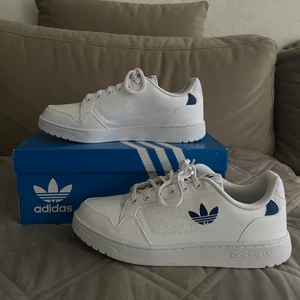 Adidas originals NY 90 - Säljer nu ett par As snygga Adidas originals NY 90 för bara 488kr! jag köpte dom för 900kr men har endast testat dom inomhus och dom var för stora för mig därav säljer jag dom billigt då jag vill bli av med dem Kan även gå ner i pris vid snabbköp