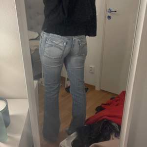 Jättesnygga jeans som jag köpte på Plick, dom var tyvärr lite stora annars jättefina 💓 passar perfekt om du vill ha lite längre jeans