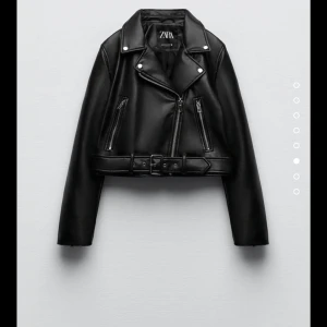 skinnjacka - säljer min supersnygga skinnjacka från zara, endast använd 1 gång!!!🌸ny skick då den inte kommer till användning💞storlek L men den är mer som en S/M 