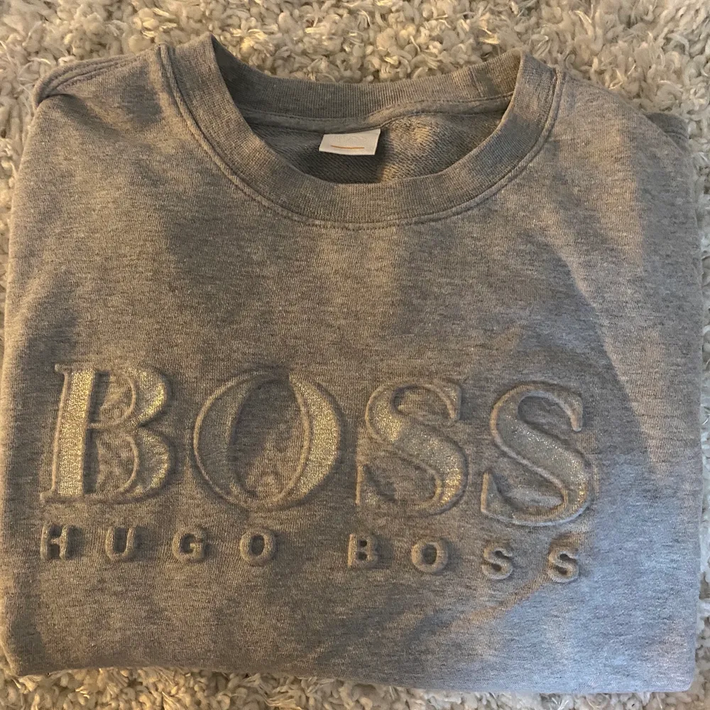 Hugo boss tröja inget fel på knappt använd bara legat i garderoben storlek S tveka inte på höra av dig vid frågor ☺️. Tröjor & Koftor.