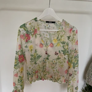 Blommig top🌸🌸 - Tunn Blommig topp från bik bok i storleken XS🌸 toppen är i nyskick 
