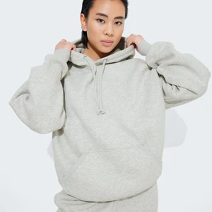 Grå Hoodie  - grå hoodie från BikBok i storlek M 🍁inköpt för nåt år sen, men i fint skick ändå   BILDERNA ÄR LÅNADE FRÅN BIKBOK OCH EN ANNAN ANVÄNDARE HÄR PÅ PLICK ⚠️ 