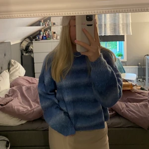 Stickad tröja  - Blå stickad tröja från H&M, knappt använd, skön & fin till hösten🤍✨