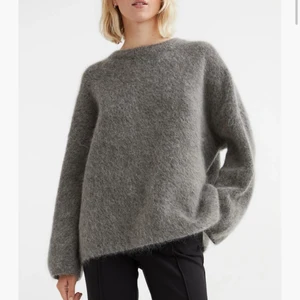 Stickad tröja - Stickad tröja i mohair blanding från hm. Endast testad. Tröjan är oversized så tror den passar alla mellan xs-m beroende på hur man vill att den ska sitta. Slutsåld i xs och s säljer därav för samma pris som jag köpte den för.💘