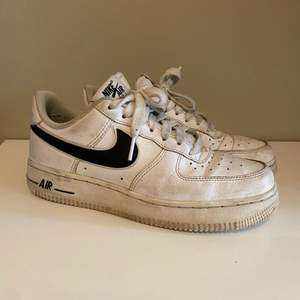 Nike air forces, säljer då jag aldrig använder dom. Nötta i hälen på insidan av skon. 