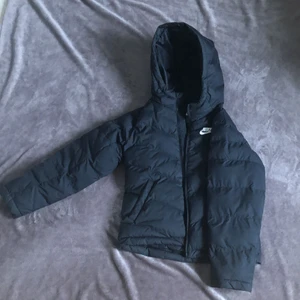 Nike vinterjacka  - Hej! Jag säljer denna superfina nikejackan då den har blivit för liten för mig.Den är ganska kort och den är använd nästan hela förra vinern men är i superbra skick. Köpte den för 889kr