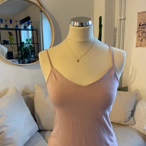 Linne - Ett rosa/lila linne med lite innertyg runt brösten för att vara stöd och skydd! 