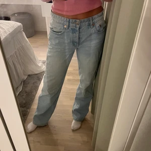 Zara mid rise jeans - Säljer dessa slutsålda mid rise jeans i ljus blå från zara, de är i storlek 38 men mer som en 36. Säljs inte längre❤️