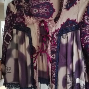 Odd Molly  - Superfin blus från Odd Molly, helt i siden magiska färger. Obetydligt använd. 