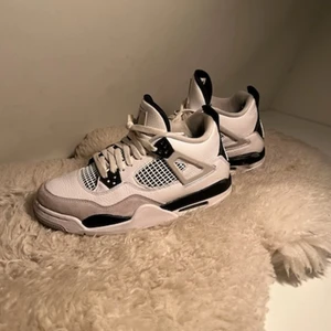 J4 military black - Så jag ska sälja mina fantastiskt fina j4 jag älskar dom men tröttnat på dem ! Köpte i agusti men använde dom inte, lite färgfläckar här och där så därför säljer jag de ganska billigt!