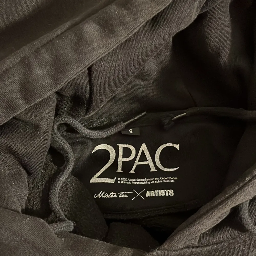 En jätte fin 2PAC hoodie i bra skick. Endast använd ett fåtal gånger. Nypris 500kr säljer för 300kr+frakt.. Hoodies.