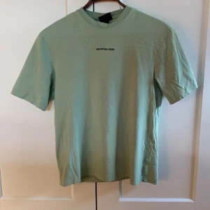 T-shirt med tryck  - En fin tshirt med texten ”you’re too close” ”stop following me”. Storleken är xs men passar som S/M. Nästan aldrig använd. Vid frågor hör gärna av dig så löser vi det ♥️