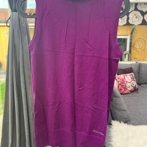 Calvin Klein polo - Calvin Klein stickad polotröja, stl 42. Aldrig använd 