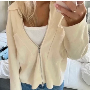 Stickad kofta - Jättefin kofta från Åhléns!❤️ köpt för 500 i våras och knappt använd! Storlek M/L men passar perfekt på mig som alltid har S!