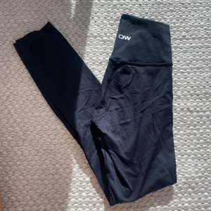 Nimble tights - Icaniwill - Nästintill oanvända tights från ICanIWill i modellen Nimble. Nimble är avklippningsbara och är avklippta till min längd (Är cirka 161 cm lång) 🖤Superskönt och stretchigt material!! Säljer för 150 kr + frakt 