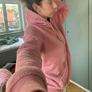 En helt vanlig och basis hoodie från bikbok i rosa färg, den är ganska använd och det sunda på den lite urtvättade färgen. Bortsett från färg är den i bra skick utan andra märken.