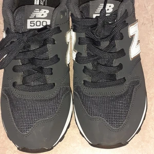 New Balance skor - Använda bara en vecka. Skorna är 38 men passar som 37. Köptes för 680kr.
