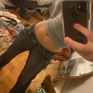Lågmidjade Jeans - Coolaste lågmidjade jeansen!!! Passar mig som är 165cm & har S i byxor. Använder inte Köp Direkt 🧡