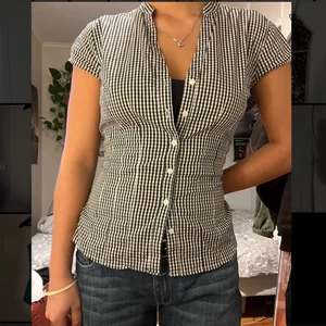 Kortärmad skjorta  - Så fin kortärmad, svart-vit, rutig skjorta! Köpt secondhand, storlek 40 motsvarande M!