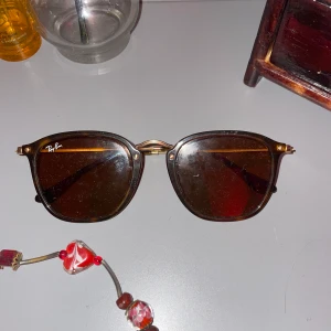 Ray ban solglasögon  - Säljer nu mina fina solglasögon som är äkta Ray-ban solglasögon vid värde runt 1000-1500kr. Jag har även bild bevis på dess nummer om man vill se det :)  Jag har inte användt dem så mycket så dom är i väldigt bra skick :) 29kr i frakt via postnord 