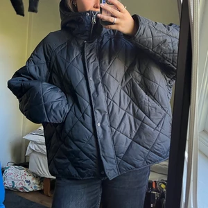 Jacka - Populär jacka som sålde slut direkt i H&Ms tidigare kollektion! Fint skick, passar perfekt i höst eller med en varm tröja under i vinter. PRISET ÄR FÖR KÖP DIREKT kom med bud annars