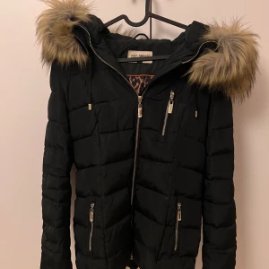 Vinterjacka  - Superfin vinterjacka i storlek 38. Använd max 5 gånger. Som ny