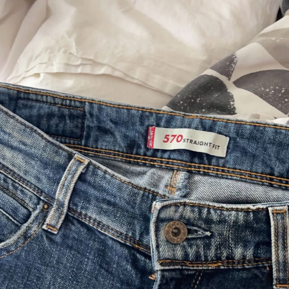 säljer ett par oerhört snygga lågmidjade straight fit Levis jeans i modell 570, midjemått 86cm och innebenlängd 85 cm. Jeans & Byxor.