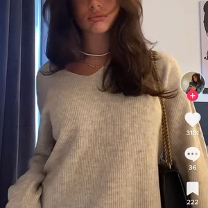 V-ringad stickad tröja - FINNS FORTFARANDE! Superfin beige stickad v-ringad tröja från Vero Moda💗 Bra skick, knappt använd! Lånade bilder, skriv för egna! Storlek xs men är mer som s/m. Frakt tillkommer