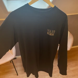 Vans Tröja stl S  - Säljer nu denna då ja inte längre får använding för den, är inget jag vanligtvis dras till i garderoben och är på gränsen för liten för mig. Har använt en del innan men man kan nog räkna tillfällena på 1 hand. 