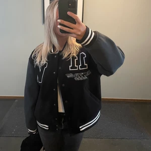 Collage jacka storlek M - En ganska oversized tjock collage jacka i storlek M som är slutsåld från Weekday. Används ej längre och syns knappt att den är använd. Nypris var 1000kr
