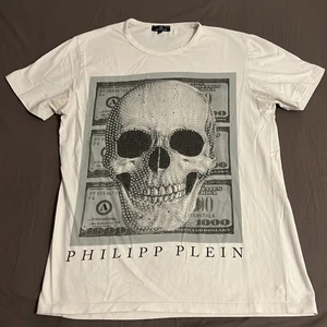 Storlek: L - Snygg t-shirt som användes mycket förr och som inte har nått fel på förutom att den tappat några stenar i fel tvätt men annars så snygg.❤️