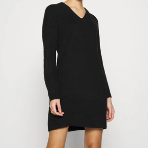 Stickad klänning från Pieces - Svart stickad klänning från Pieces, strl M. Använd och tvättad 1 gång. Fint skick. Nypris 399:-. Säljer för 100kr eller bud. 💕